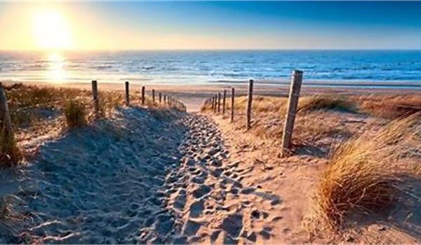 Zonnig strand in Zeeland